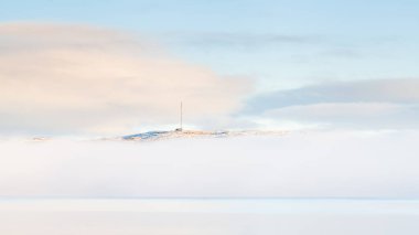 Kirkenes Sisi Görür. Kirkenes kıyı şeridini kaplayan bir deniz sisi. Kirkenes, Kuzey Norveç 'te, Rusya sınırına yakın bir kasaba..