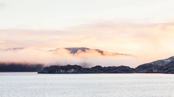 Norveç kıyı şeridi. Norveç 'in Kirkenes kasabasına yakın sisli kıyı şeridinin kış manzarası.
