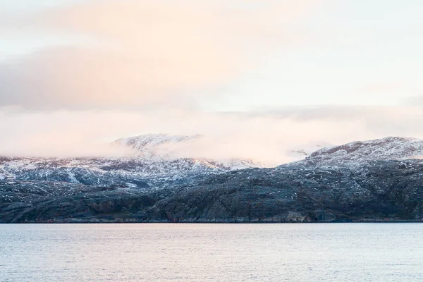 Costa Noruega Una Vista Invierno Costa Rocosa Envuelta Niebla Cerca —  Fotos de Stock