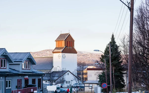 Κέντρο Της Πόλης Kirkenes Και Εκκλησία Kirkenes Στη Βόρεια Νορβηγία — Φωτογραφία Αρχείου
