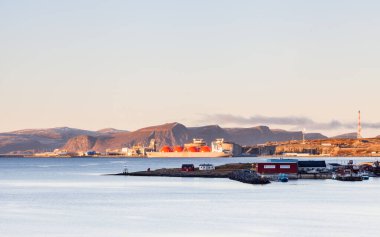 Melkoya adasında Hammerfest kasabasından seyredilen sıvılaştırılmış bir doğal gaz fabrikası.