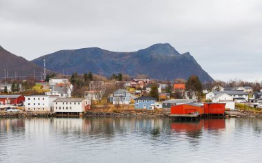 Risoyhamn Rıhtımı. Risoyhamn Nordland, Norveç 'in Andoya adasında küçük bir köydür..