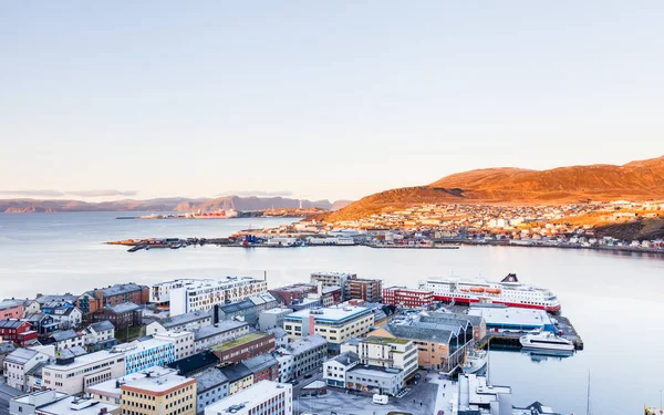 Norveç Teki Hammerfest Silueti Boyunca Bir Hurtigruten Gemisinin Limana Yanaştığı — Stok fotoğraf