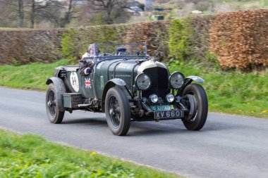 1928 model Bentley 4.5, Cumbria, Kuzey İngiltere 'deki Southwaite Hill' e tırmanır. Araba 11. Uçan İskoç Rallisi 'ne katılıyor..