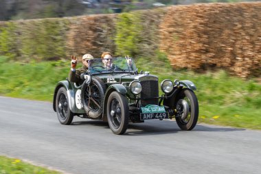 1933 model bir Frazer Nash TT Replica Cumbria, Kuzey İngiltere 'deki Southwaite Hill' e tırmanır. Araba 11. Uçan İskoç Rallisi 'ne katılıyor..