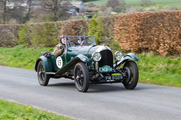 Een Bentley Bestijgt Southwaite Hill Cumbria Noord Engeland Auto Neemt — Stockfoto