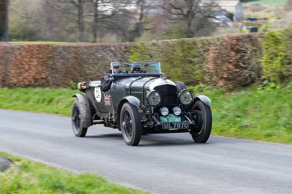 Een Bentley Bestijgt Southwaite Hill Cumbria Noord Engeland Auto Neemt — Stockfoto