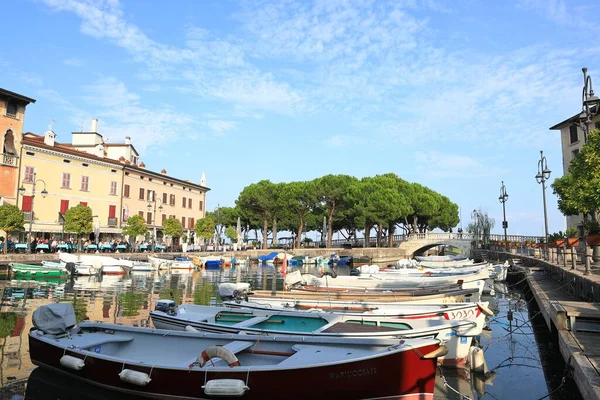 Widok Łodzie Zacumowane Kurorcie Desenzano Kawiarni Restauracji Desenzano Jest Skraju — Zdjęcie stockowe