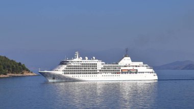Gümüş Gölge adlı Silversea yolcu gemisi Yunanistan 'ın Korfu adasına vardı. Yolcu gemisi 2000 yılında hizmete girdi..