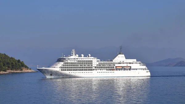 Gümüş Gölge adlı Silversea yolcu gemisi Yunanistan 'ın Korfu adasına vardı. Yolcu gemisi 2000 yılında hizmete girdi..