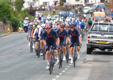 Ineos Grenadiers pilotları, İngiltere 'nin kuzeyindeki Penrith, Cumbria' da düzenlenen 2021 AJ Bell Turu 'nun 6. safhasında pelotona liderlik ediyor. Yarış halka açık bir etkinlik..