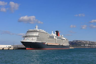 Cunard yolcu gemisi Queen Anne, Tanca, Fas 'ta demirli. Gemi 2024 'te fırlatıldı..
