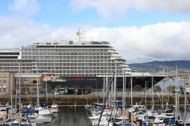Cunard yolcu gemisi Queen Anne 'in pruvası, İspanya, Vigo' da demirlediği sırada resmedildi. Gemi 2024 'te fırlatıldı..