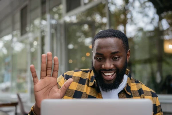 Sorrindo Afro Americano Homem Comunicação Line Usando Computador Portátil Para — Fotografia de Stock