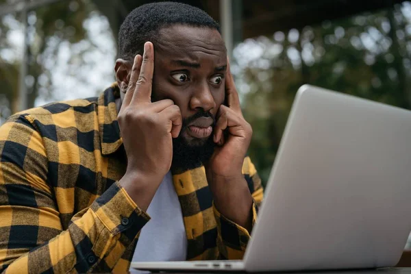 Retrato Homem Afro Americano Pensativo Usando Computador Portátil Olhando Para — Fotografia de Stock