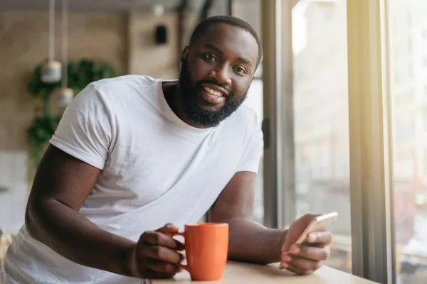 Jovem Freelancer Bonito Segurando Smartphone Trabalhando Casa Sorrindo Afro Americano — Fotografia de Stock