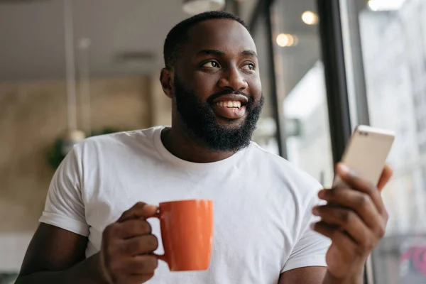 Bonito Afro Americano Usar Telemóvel Beber Café Café Freelancer Segurando — Fotografia de Stock