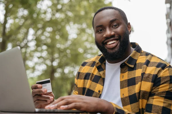 Retrato Jovem Sorridente Afro Americano Segurando Cartão Crédito Compras Line — Fotografia de Stock