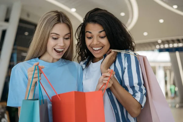 Mooie Emotionele Vrouwen Met Boodschappentassen Het Winkelcentrum Groot Verkoopconcept — Stockfoto