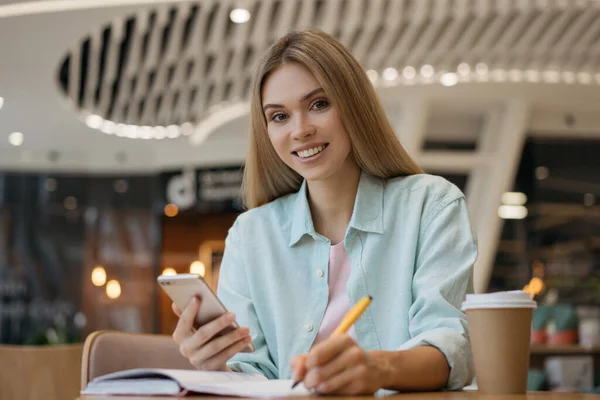 Jovem Mulher Sorridente Freelancer Usando Telefone Celular Tomando Tons Trabalhando — Fotografia de Stock