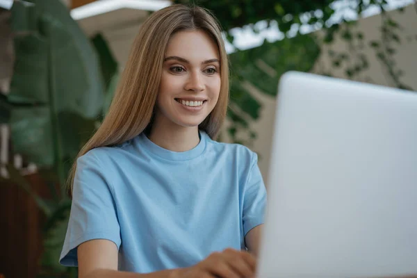 Estudante Sorrindo Estudando Line Ensino Distância Procurando Algo Conceito Educação — Fotografia de Stock