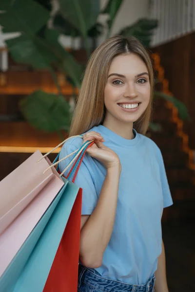 Retrato Una Hermosa Mujer Sonriente Sosteniendo Bolsas Compras Mirando Cámara — Foto de Stock