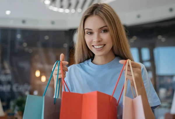 Joven Mujer Alegre Sosteniendo Bolsas Compras Pie Centro Comercial Mirando — Foto de Stock