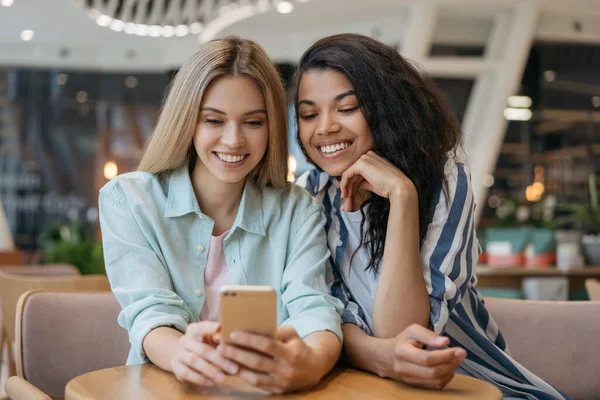 Усміхнені Друзі Використовують Мобільний Телефон Переглядають Відео Спілкуються Сучасному Кафе — стокове фото