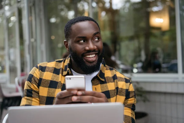 Homem Africano Sorridente Segurando Smartphone Trabalhando Online Retrato Jovem Desenvolvedor — Fotografia de Stock