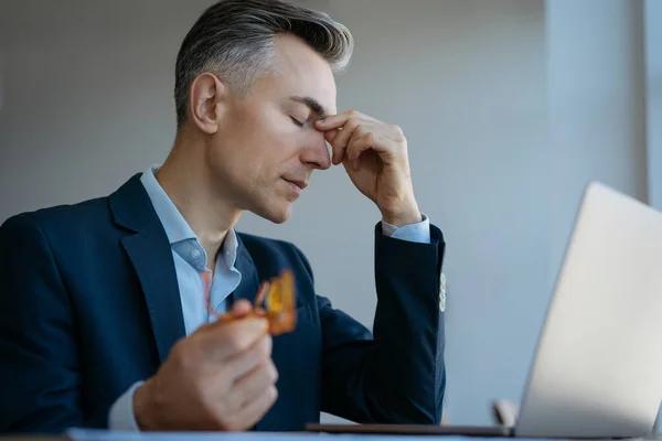 Cansado Hombre Negocios Estresado Usando Computadora Portátil Con Anteojos Sentados —  Fotos de Stock