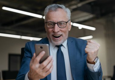 Akıllı telefon kullanan, mobil oyun oynayan heyecanlı bir son sınıf öğrencisi. Yakışıklı, duygusal iş adamı kutlama başarısı. Spor bahsi konsepti 