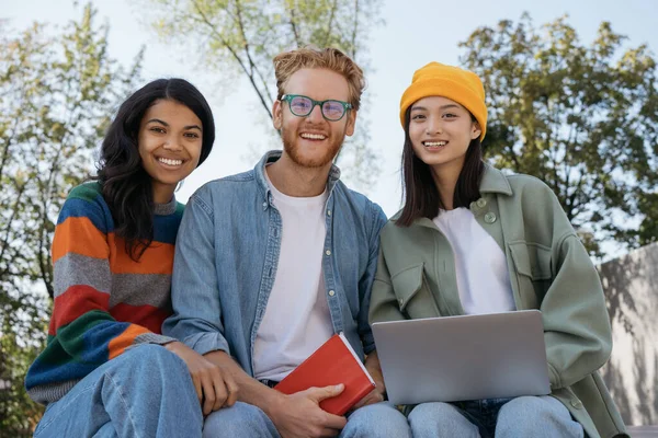 Grupo Estudiantes Multirraciales Sonrientes Que Estudian Aprenden Idioma Preparan Para — Foto de Stock