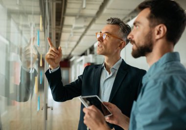 İş adamlarının buluşması planlama başlar, konuşur, fikirleri tartışır, beyin fırtınası yapar. Scrum ustası modern ofiste planlama tahtasının yanında duran yapışkan notları kullanıyor. Çevik metodoloji, karmaşa kavramı