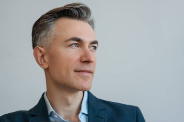 Arka planda izole edilmiş, yakışıklı, olgun iş adamının portresi. Başarılı iş, kariyer.