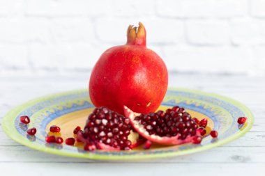 Bölgedeki sarı bir arkaplanda taze olgun nar.