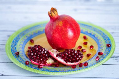 Taze olgun nar parlak, güzel bir tabakta yatıyor. Bir nar tanesi ki, tohumları bir tabağa saçılmıştır.