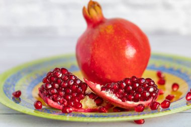 Taze olgun nar parlak, güzel bir tabakta yatıyor. Bir nar tanesi ki, tohumları bir tabağa saçılmıştır.
