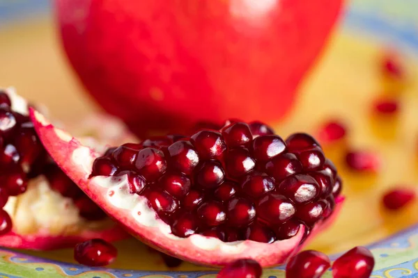 Fresh Ripe Pomegranate Lies Bright Beautiful Plate Cut Pomegranate Its — Stock Photo, Image