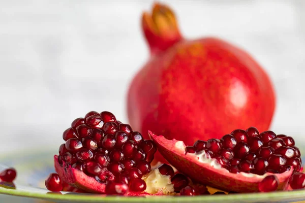 Taze olgun nar parlak, güzel bir tabakta yatıyor. Bir nar tanesi ki, tohumları bir tabağa saçılmıştır..
