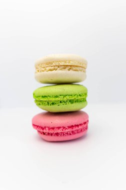 Makaronlar beyaz arka planda izole edilmiş. Ev yapımı Fransız usulü renkli kurabiyeler. Yeşil, beyaz, pembe kurabiyeler