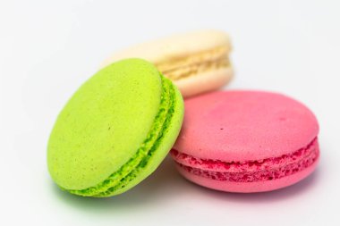 Makaronlar beyaz arka planda izole edilmiş. Ev yapımı Fransız usulü renkli kurabiyeler. Yeşil, beyaz, pembe kurabiyeler