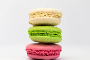 Makaronlar beyaz arka planda izole edilmiş. Ev yapımı Fransız usulü renkli kurabiyeler. Yeşil, beyaz, pembe kurabiyeler