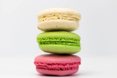 Makaronlar beyaz arka planda izole edilmiş. Ev yapımı Fransız usulü renkli kurabiyeler. Yeşil, beyaz, pembe kurabiyeler