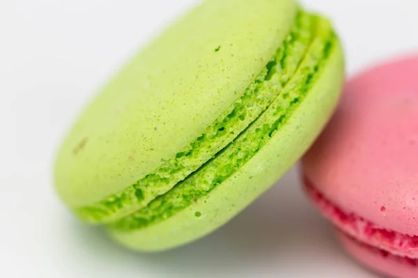 Makaronlar beyaz arka planda izole edilmiş. Ev yapımı Fransız usulü renkli kurabiyeler. Yeşil, beyaz, pembe kurabiyeler