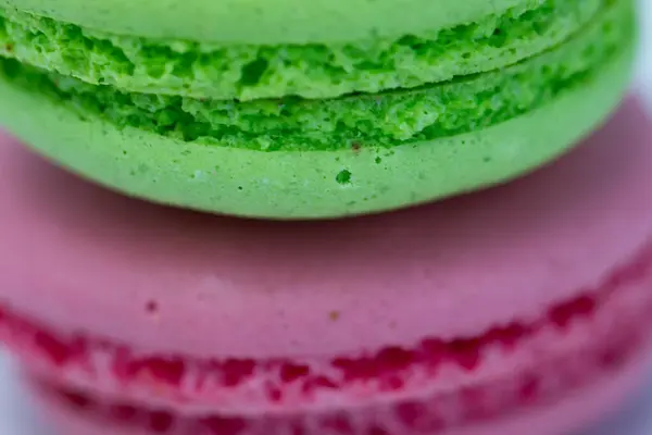 Маккеоны Изолированы Белом Фоне Зеленое Белое Розовое Печенье — стоковое фото