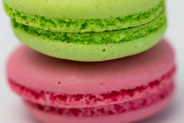 Маккеоны Изолированы Белом Фоне Зеленое Белое Розовое Печенье — стоковое фото