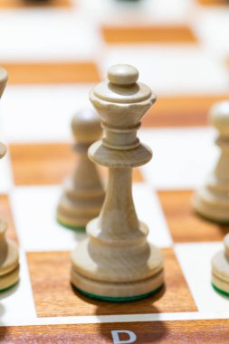 Satranç tahtasında tahta satranç oynamak. Taktik ve strateji. Siyah ve beyaz şekiller