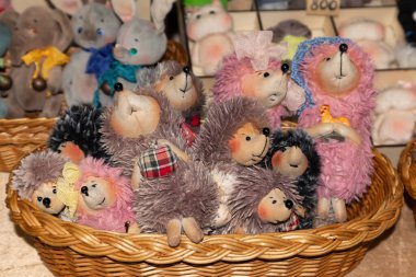 Hasır sepette bir sürü kirpi oyuncağı var. Sevimli ve komik hayvanlar.