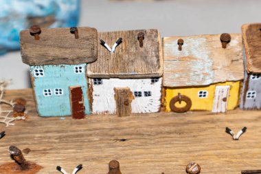 Renkli eski minyatür ahşap evler denizin ya da nehrin setinde duruyor. Balık ağları. Tekne kıyıya demirli. Balıkçıların köyü