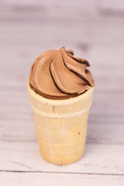 Çıtır waffle bardağında lezzetli çikolatalı dondurma. Tatlı.